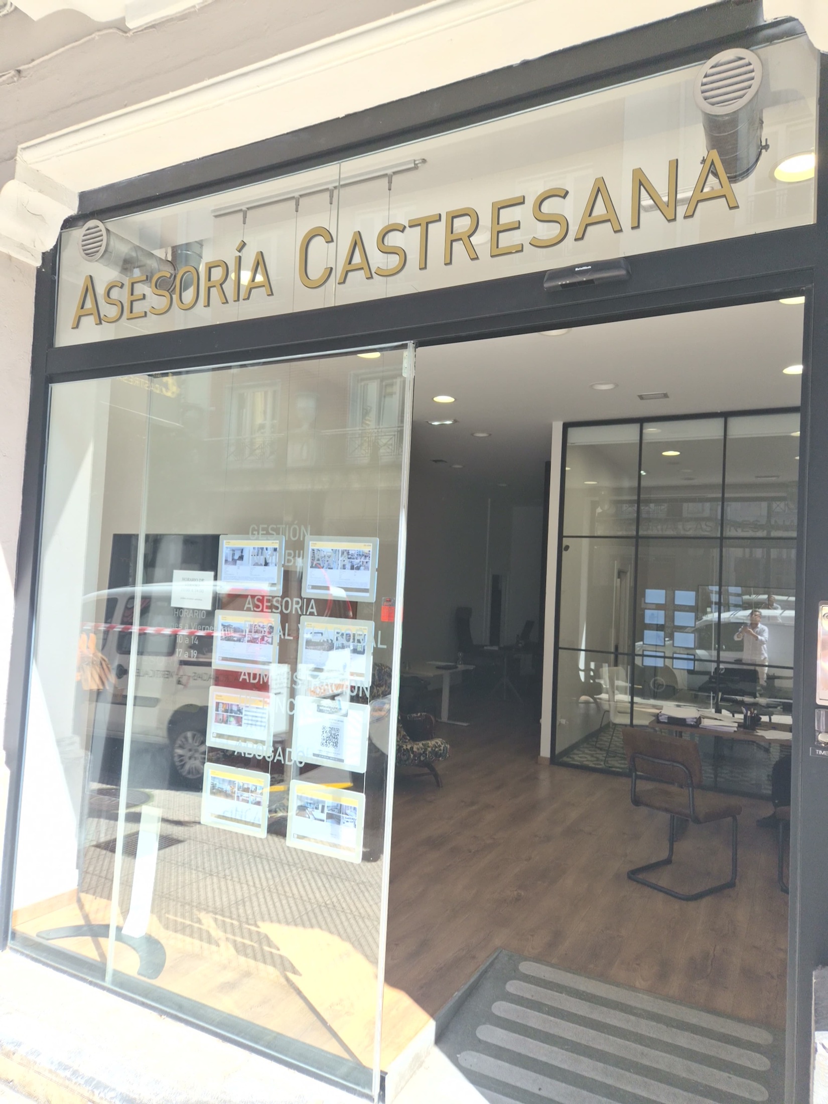 Entrada y oficina real de Asesoría Castresana en Oviedo